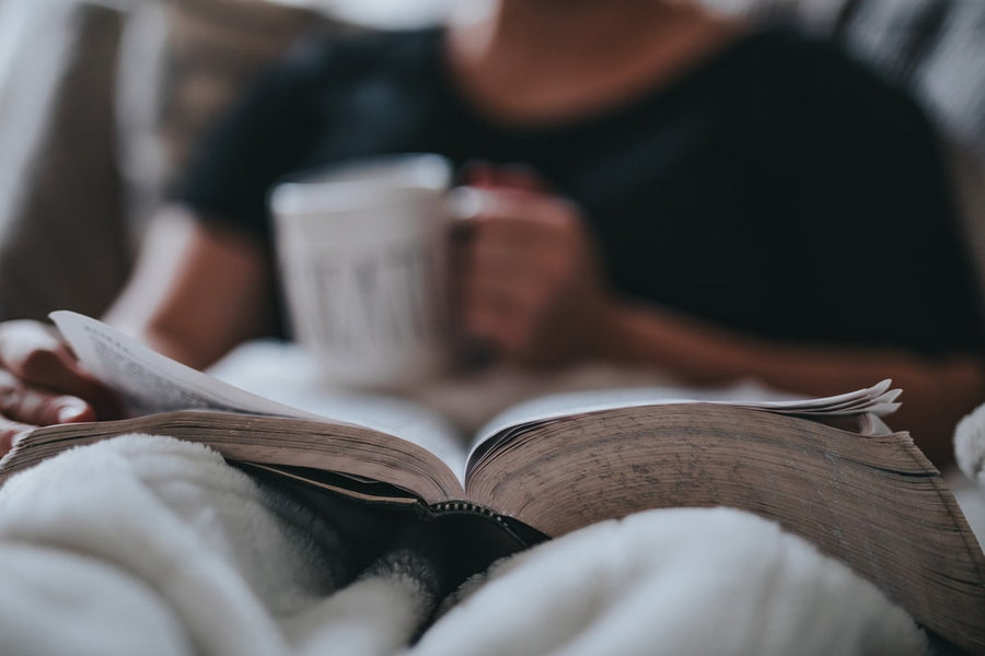 person-reading-and-relaxing|molecular structure of kratom