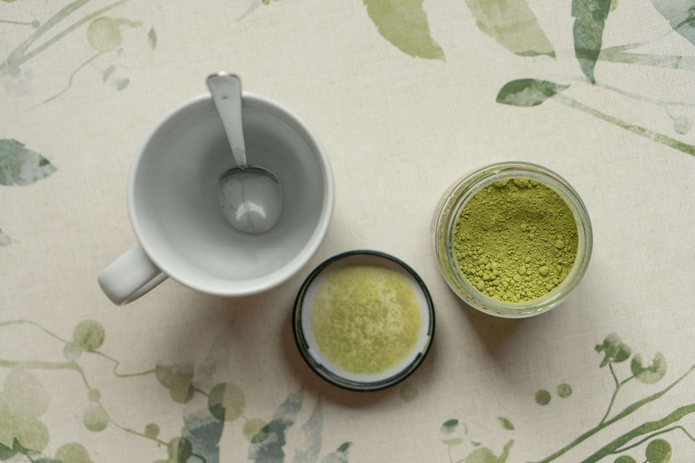 green vein kratom powder in a glass jar|a botanist writing on a notebook