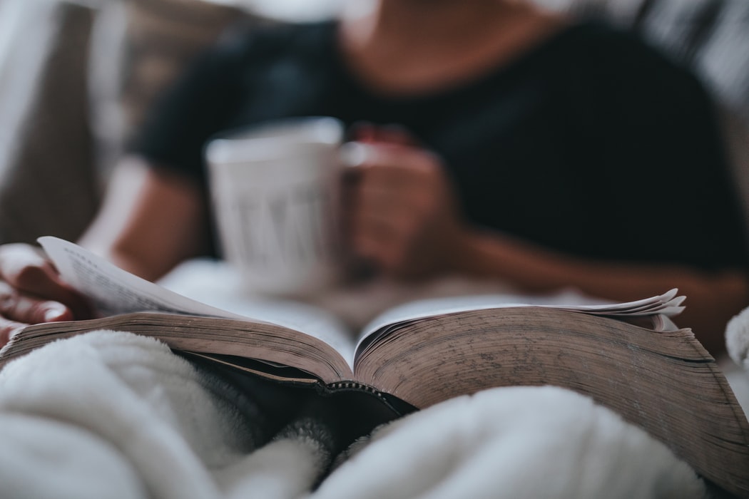 person-reading-and-relaxing|molecular structure of kratom